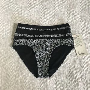 NWT sz6 Lululemon reversible high waisted bottoms